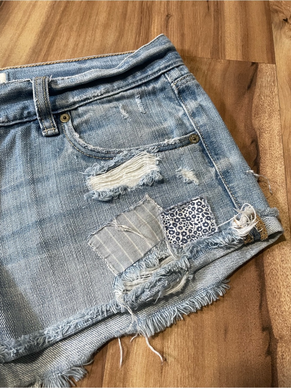 Abercrombie & Fitch Distressed Patchwork Denim Cutoff Shorts Sz 8 - Picture 3 of 7